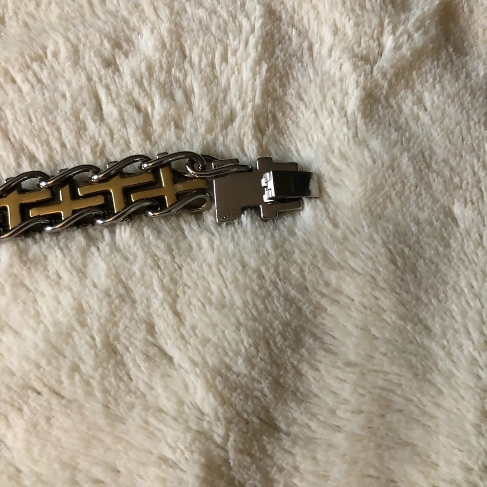 Host Pick✨ Men’s ~ Gold & Silver cross bracelet